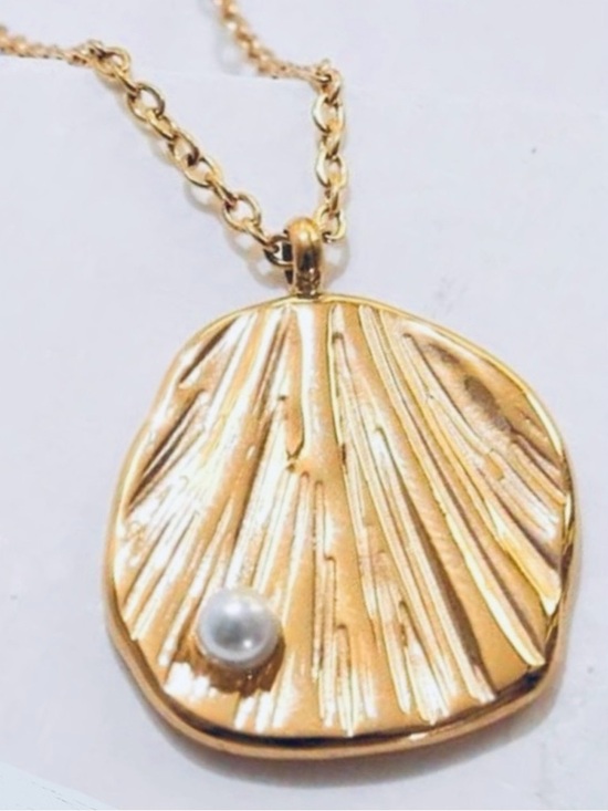 Jewelry - Lion’s Paw Scallop Shell Striated Rippled Cradle Nestle Pearl Nacre 18K Necklace
